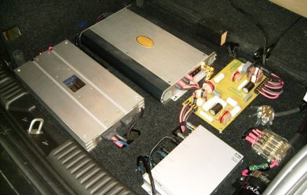 1.Nel doppiofondo il processore Alpine PXA H701, il crossover passivo e gli amplificatori Celestra VA210 e Brax X2000